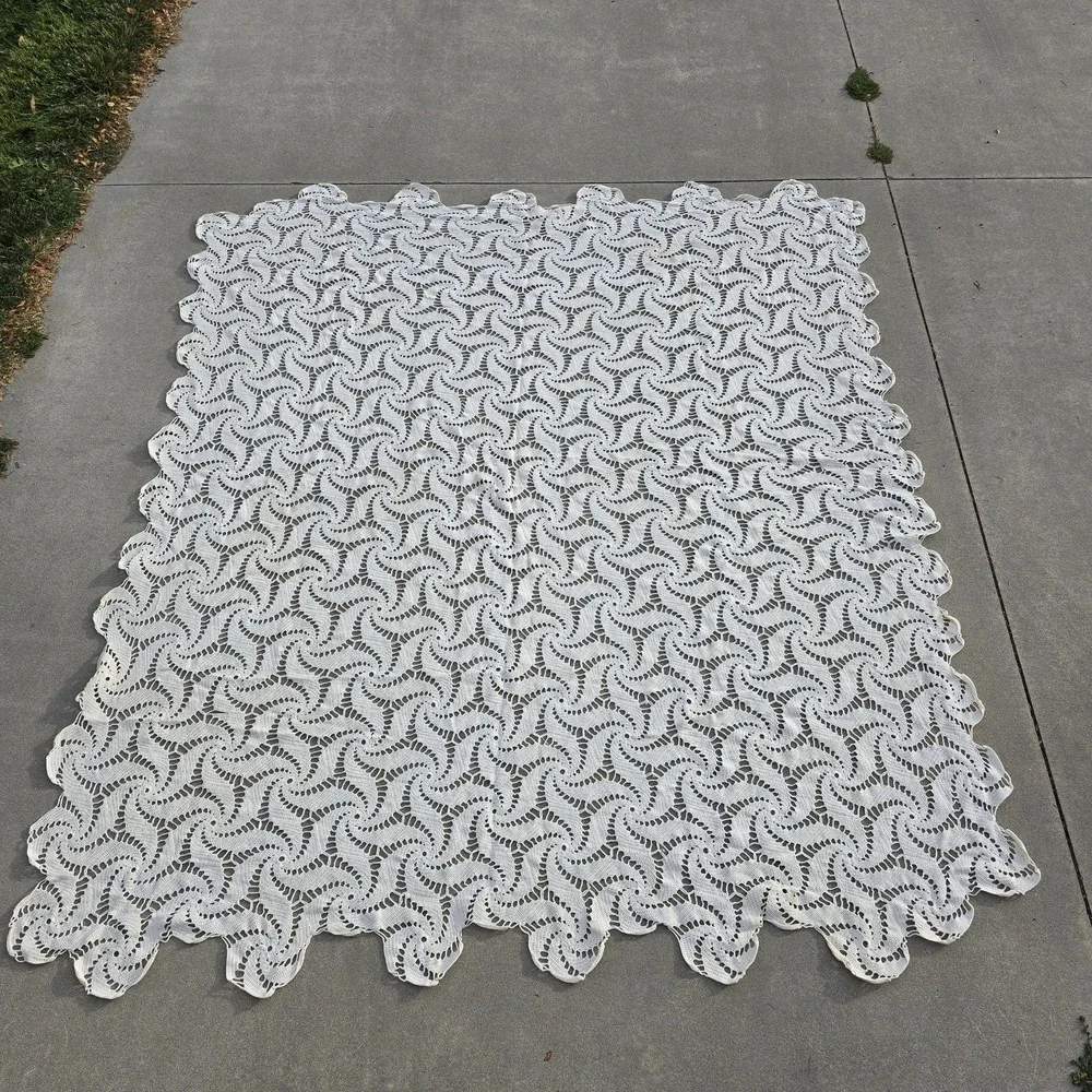 VTG Handmade Crochet Lace Bedspread Spiral Pinwheel Cottagecore 76x86 Full Queen